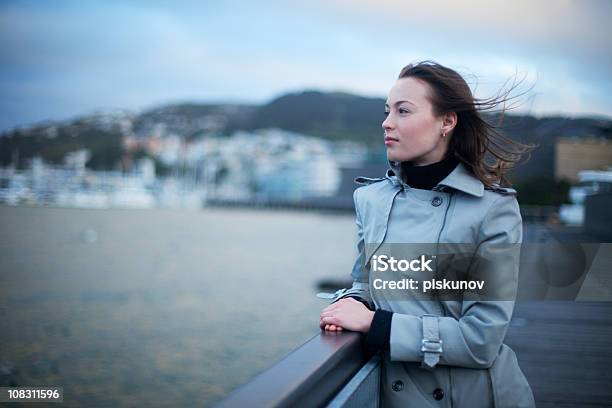 Jovem Mulher Está À Espera - Fotografias de stock e mais imagens de Adulto - Adulto, Amor, Anoitecer