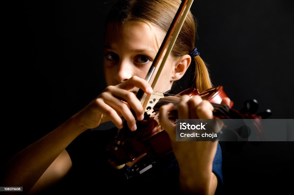 젊은 남자의 인물 사진 바이올린 연주자, 늙음 및 유용했음 연주자. - 로열티 프리 검은색 스톡 사진