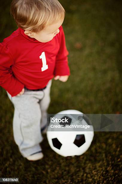 Играть В Футбол — стоковые фотографии и другие картинки Футбол - Футбол, Малыш, 12-23 месяца