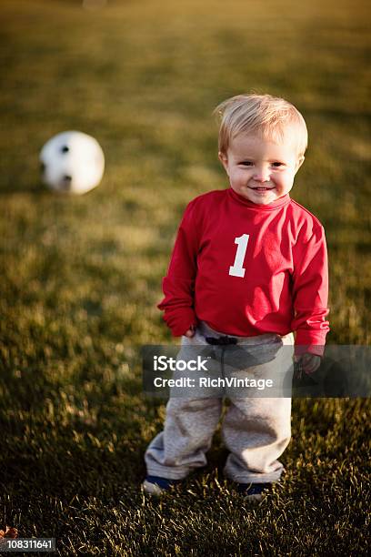 サッカー幼児 - サッカーのストックフォトや画像を多数ご用意 - サッカー, 1人, 1歳以上2歳未満