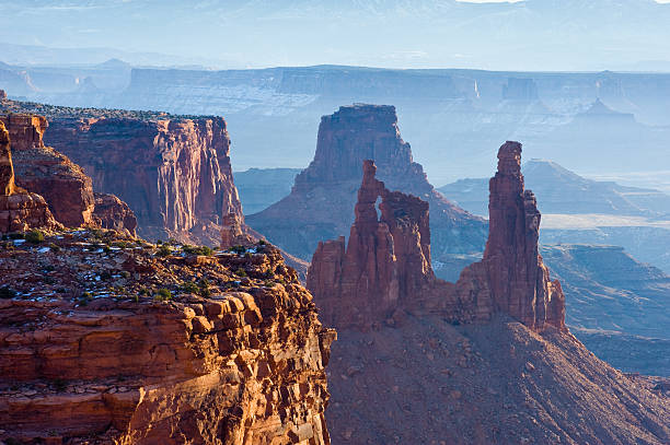 mesa arch landschaft canyonlands moab utah - canyonlands national park utah mesa arch natural arch stock-fotos und bilder