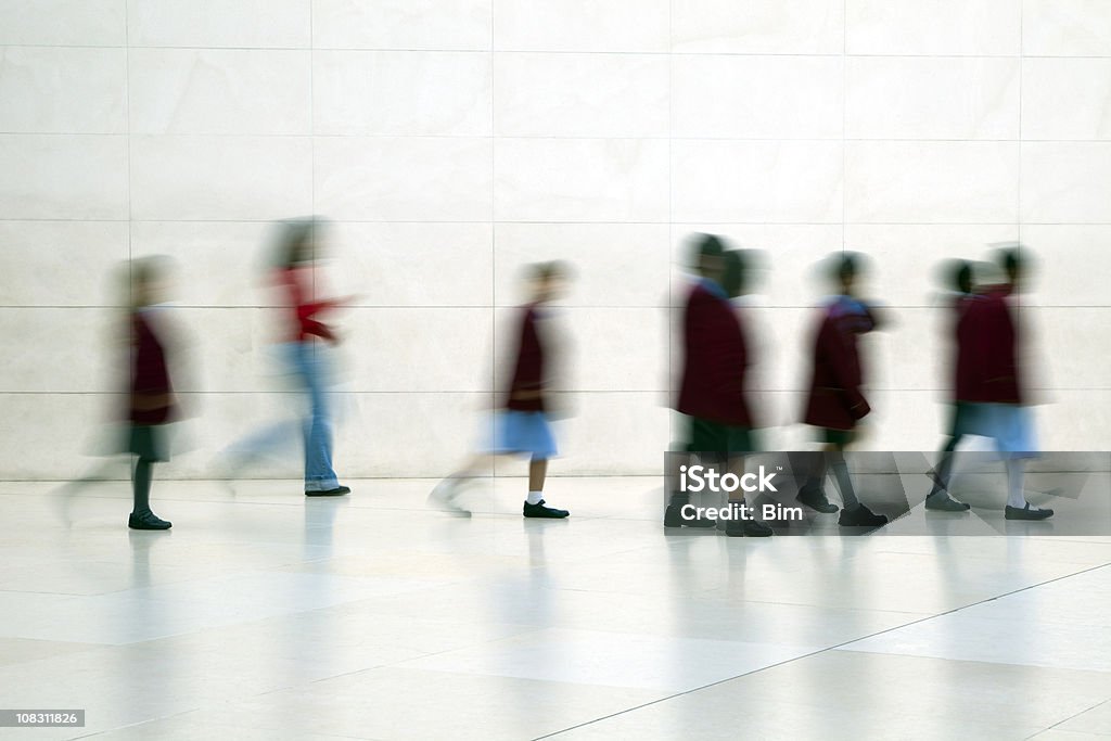 Scuola bambini a piedi, motion blur - Foto stock royalty-free di Esposizione lunga