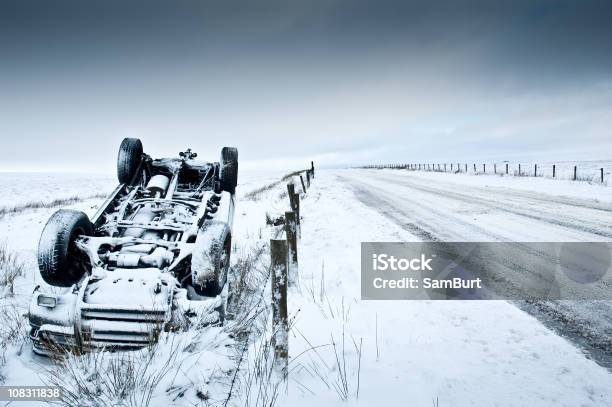 Auto Unfall Im Winter Snow Stockfoto und mehr Bilder von Autounfall - Autounfall, Schnee, Unfall - Ereignis mit Verkehrsmittel