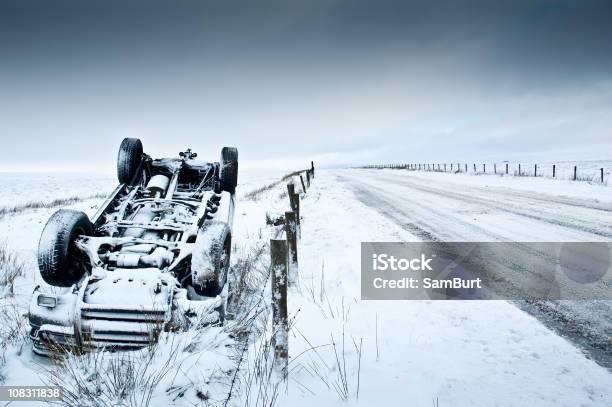 Acidente De Carro De Inverno Neve - Fotografias de stock e mais imagens de Acidente - Conceito - Acidente - Conceito, Acidente - Evento Relacionado com o Transporte, Acidente de Carro