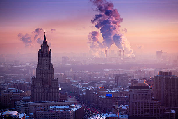 winter moskau-stadt bei sonnenuntergang - smog city pollution town stock-fotos und bilder