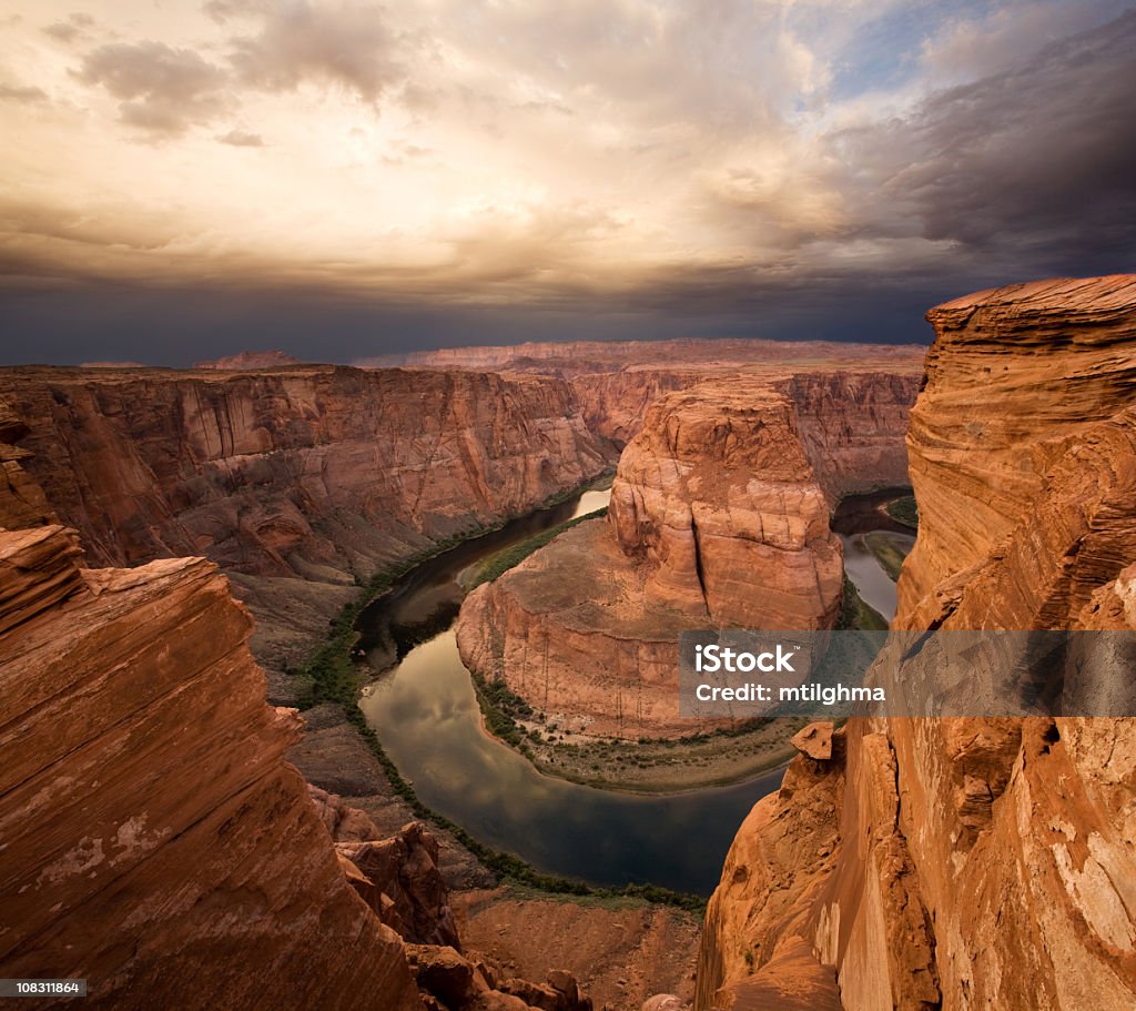 Zawroty głowy! Podkowa zginać w pobliżu Grand Canyon - Zbiór zdjęć royalty-free (Horseshoe Bend - Rzeka Kolorado)