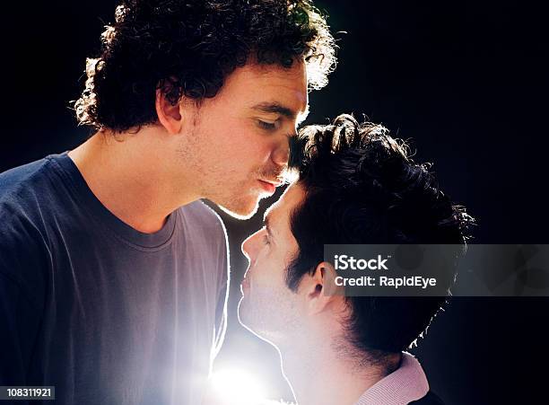 Giovane Uomo Su Per Bestow Un Bacio Sulla Sua Partner - Fotografie stock e altre immagini di Comportamento sessuale umano