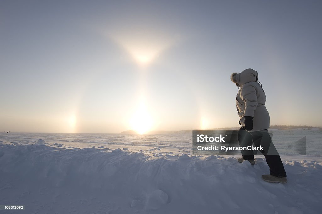 북극해 Sundogs 또는 Parhelion. - 로열티 프리 노스웨스트 준주 스톡 사진