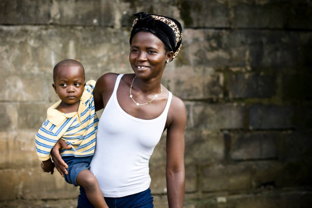 アフリカの母 - africa african descent women poverty ストックフォトと画像