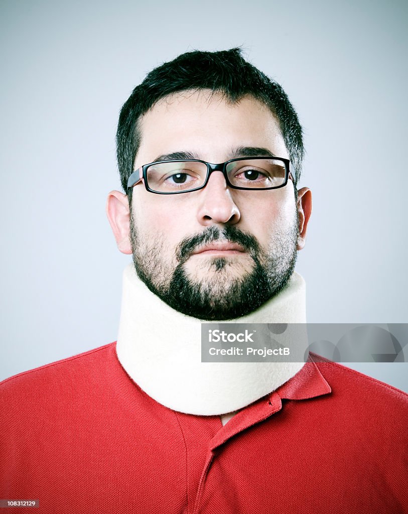 Mann mit Schleudertrauma mit Brille und Halsmanschette - Lizenzfrei Männer Stock-Foto