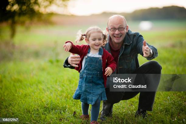 Photo libre de droit de Expliquer La Nature banque d'images et plus d'images libres de droit de 2-3 ans - 2-3 ans, Adulte, Arbre