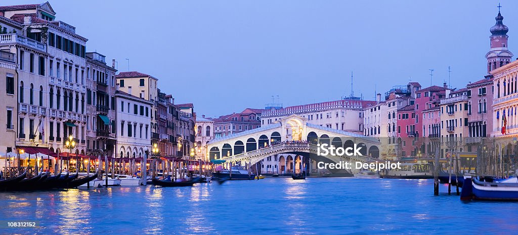 Ponte di Rialto e il Canal Grande a Venezia, Italia - Foto stock royalty-free di Venezia