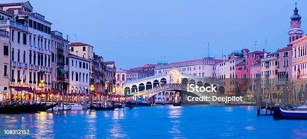 Ponte Di Rialto E Il Canal Grande A Venezia Italia - Fotografie stock e altre immagini di Venezia