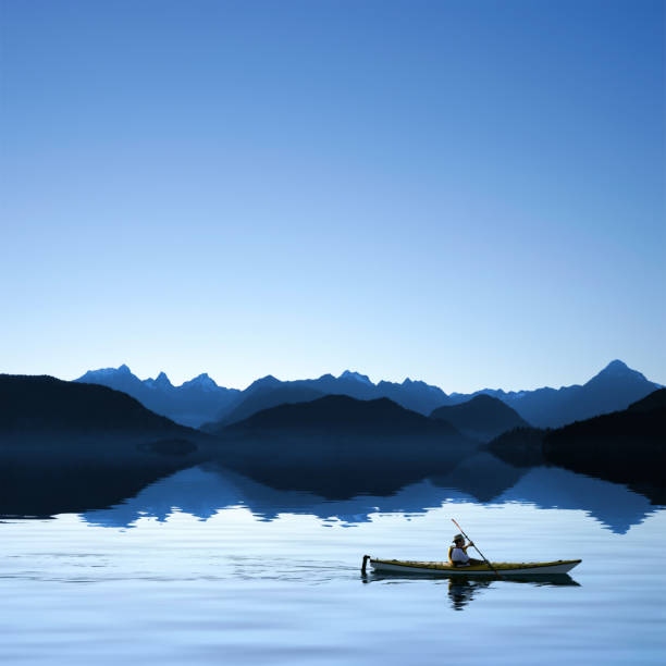 xxxl 夕暮れの海にカヤック - kayaking kayak sea coastline ストックフォトと画像