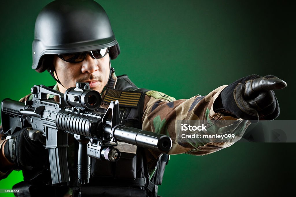 Soldat de marine pointant sur la cible - Photo de Arme à feu libre de droits