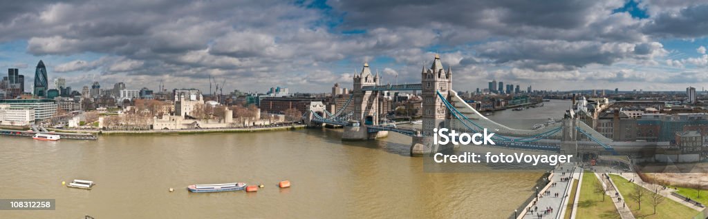 Tours de gratte-ciel de la ville de Londres et la Tamise castle bridge panorama - Photo de Horizon urbain libre de droits