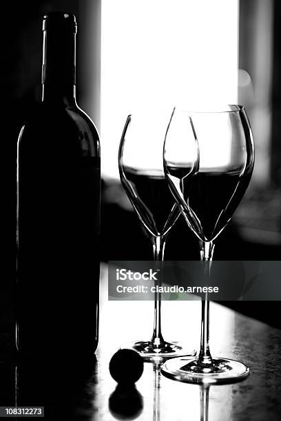 Dwa Szkła Z Butelka Wina Czarny I Biały - zdjęcia stockowe i więcej obrazów Alkohol - napój - Alkohol - napój, Butelka, Butelka wina