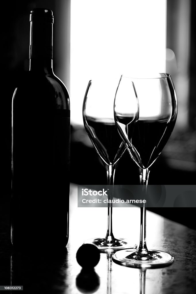 Два стекла и бутылка вина, черный и белый - Стоковые фото Алкоголь - напиток роялти-фри