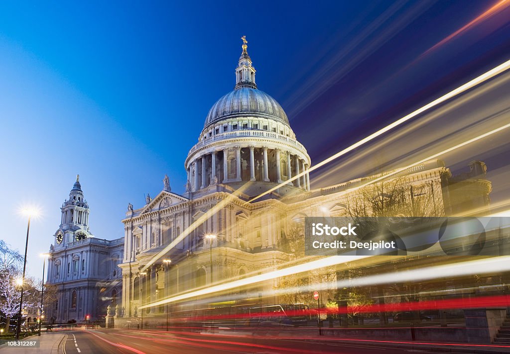 St Pauls Cathedral w nocy w Londynie - Zbiór zdjęć royalty-free (City of London)