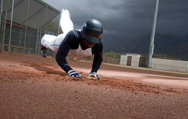 スライド式の激しいご自宅へ - baseball baseball player base sliding ストックフォトと画像