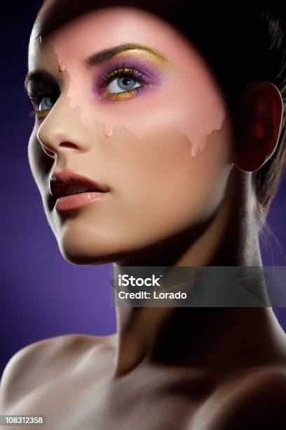 Maquiagem De Colorido - Fotografias de stock e mais imagens de Espaço para Texto - Espaço para Texto, Mulheres, Olhar para Cima