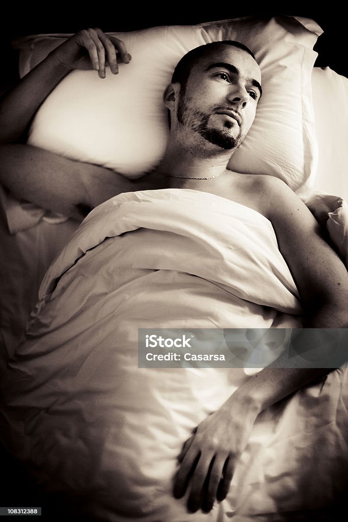 Hombre en la cama - Foto de stock de SIDA libre de derechos