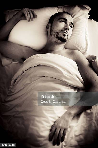 Hombre En La Cama Foto de stock y más banco de imágenes de SIDA - SIDA, 30-34 años, Adulto