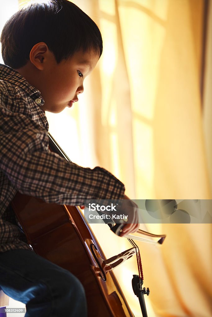 Violoncello pratica - Foto stock royalty-free di Bambino