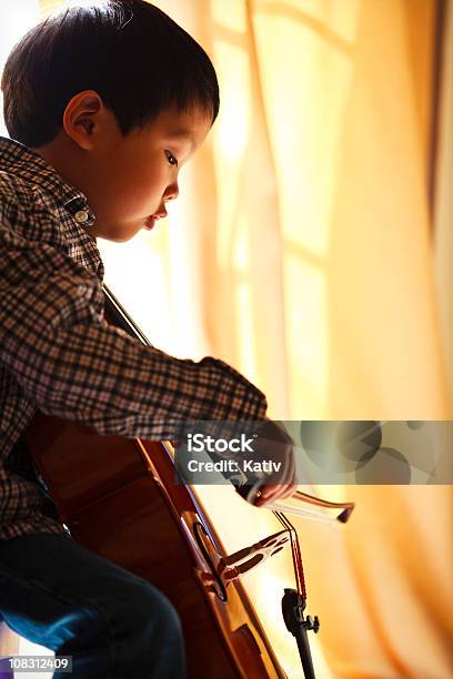 Violoncelo Prática - Fotografias de stock e mais imagens de Criança - Criança, Instrumento Musical, 4-5 Anos