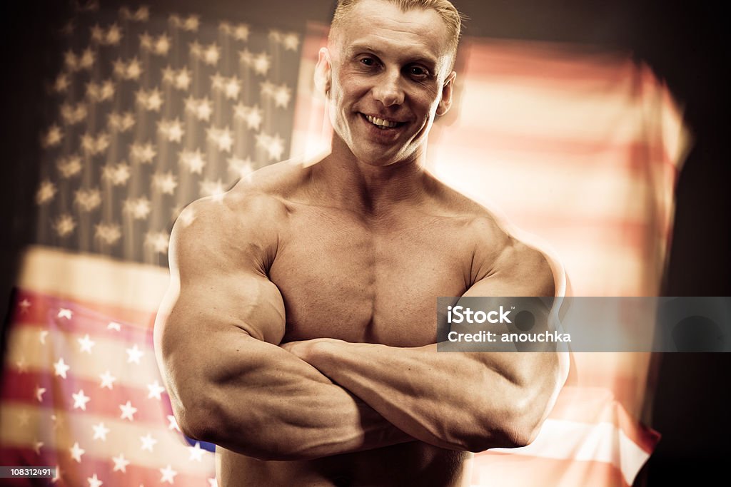 Bodybuilder 끼칠 수 있는 배경 아메리칸 플래그 - 로열티 프리 7월 4일 스톡 사진