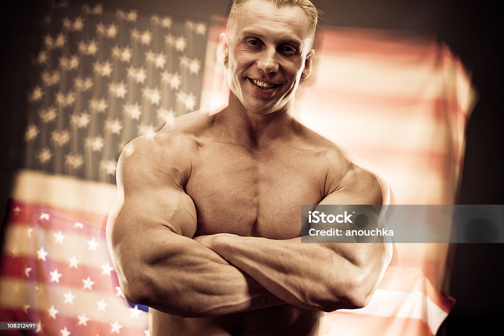 Body Builder posando com bandeira americana em fundo - Foto de stock de 4 de Julho royalty-free