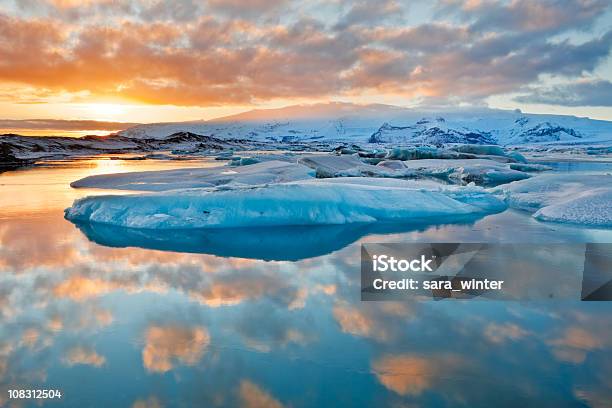 아이스버그 에서 이외퀼사우를론 빙하 레이브 앳 선셋 빙하에 대한 스톡 사진 및 기타 이미지 - 빙하, 아이슬란드, 기후 변화