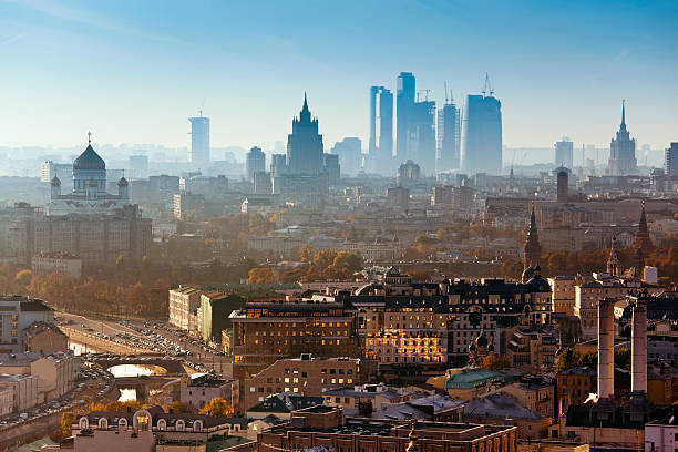 la ville de moscou. bird "s eye view - smog city pollution town photos et images de collection