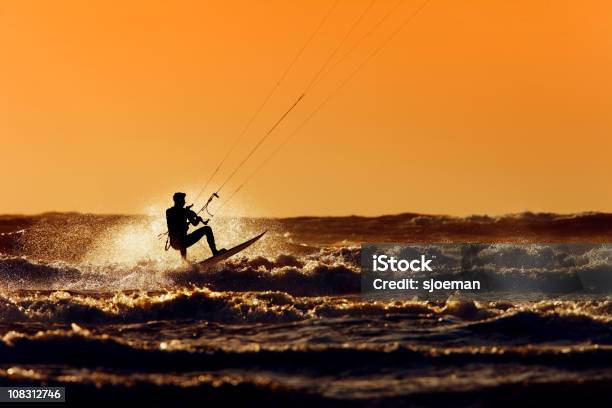 O Kiteboarder - Fotografias de stock e mais imagens de Kitesurf - Kitesurf, Pôr-do-sol, Prancha de Kitesurf