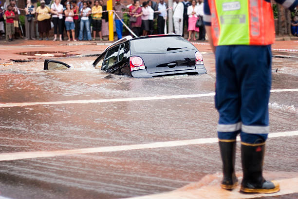 車のヒントをあふれる pothole 、背面ビュー - sink hole ストックフォトと画像