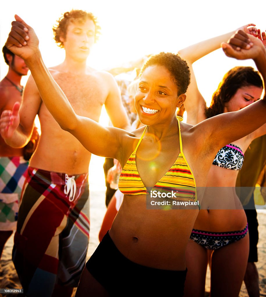 Jovens desfrutar de uma festa de praia verão. - Royalty-free Adolescente Foto de stock