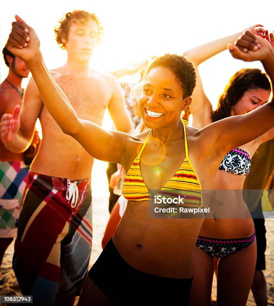 Jovens Desfrutar De Uma Festa De Praia Verão - Fotografias de stock e mais imagens de Adolescente - Adolescente, Adulto, Alegria