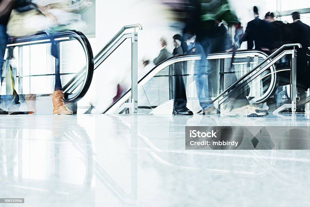 Gens sur l'escalator - Photo de Adulte libre de droits