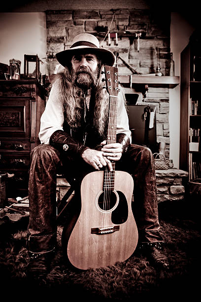 Vieux Western Cowboy posant avec guitare - Photo