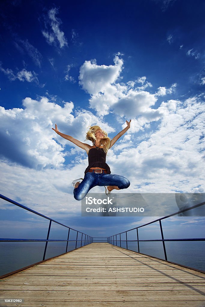 Feliz Saltar para o céu - Royalty-free Céu Foto de stock