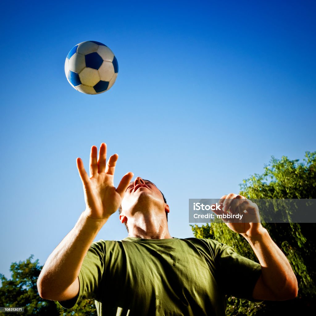 Rebondir ballon de football sur la tête - Photo de Ballon de football libre de droits