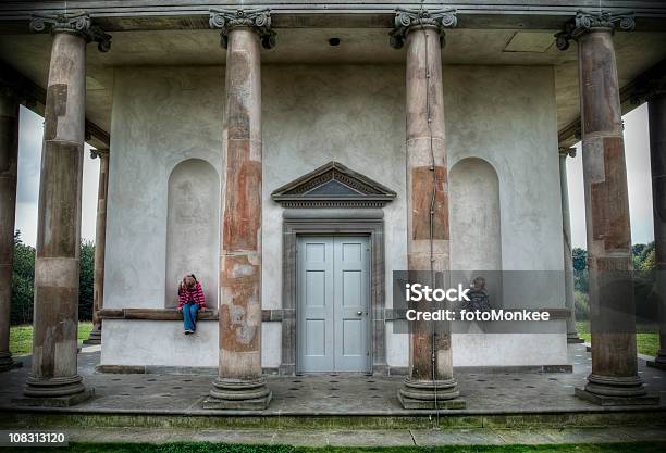 Kinder Spielen Im Tempel Stockfoto und mehr Bilder von Hardwick Hall - Hardwick Hall, Ionisch, Seltsames Gebäude