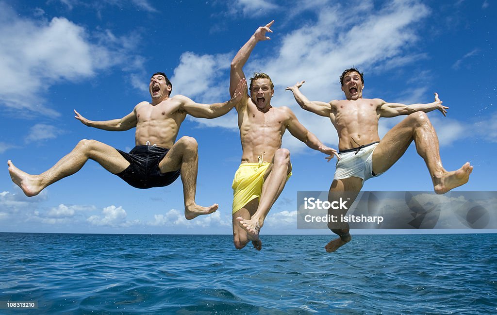 Saltare in mare - Foto stock royalty-free di 20-24 anni