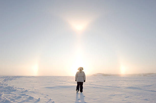 arctic sundogs lub parhelion z kobieta w parka. - yellowknife zdjęcia i obrazy z banku zdjęć