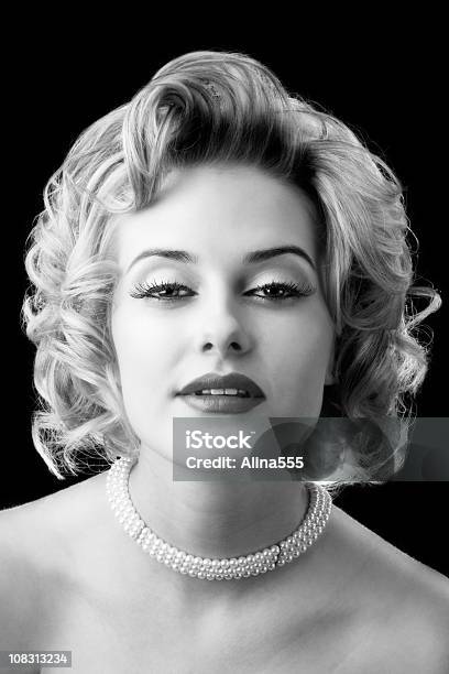 Retro Retrato De Glamour De Hermosa Mujer Rubia Joven Foto de stock y más banco de imágenes de Anticuado