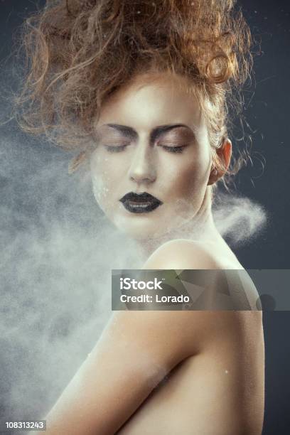 Foto de Fotografia De Moda Modelo De Pó e mais fotos de stock de Etnia caucasiana - Etnia caucasiana, Salpicar, Adulto