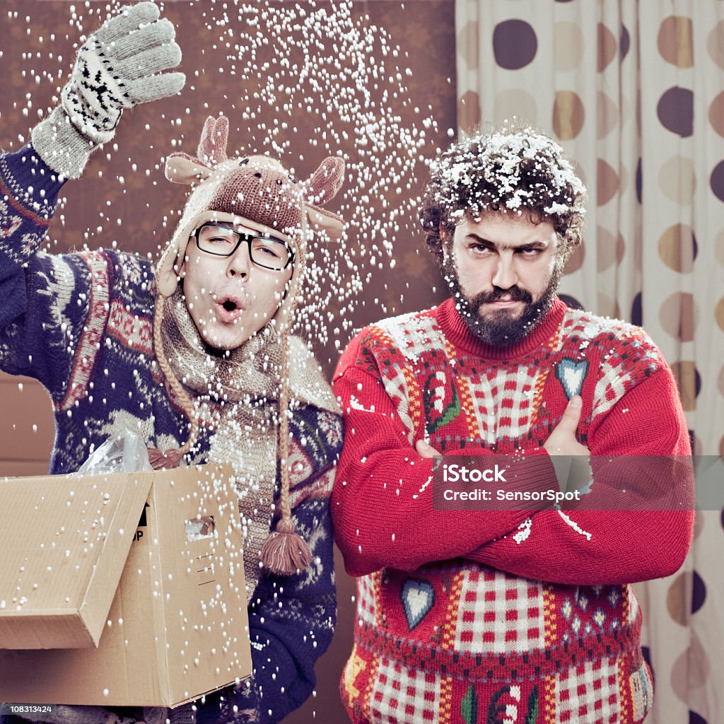 Nieve falsa para gente real - Foto de stock de Navidad libre de derechos