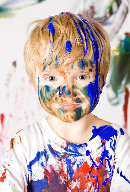 chłopiec pokryte farbą - tempera painting splattered paint painting zdjęcia i obrazy z banku zdjęć