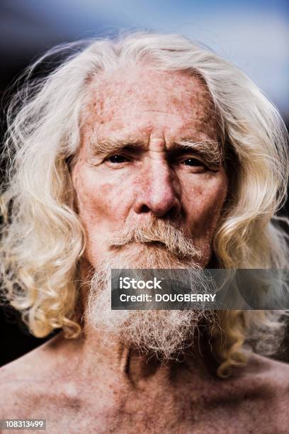 Foto de Homem Sem Teto e mais fotos de stock de Sem Teto - Sem Teto, Tronco Nu, 70 anos