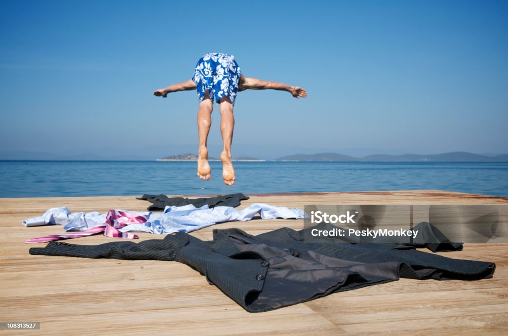 Geschäftsmann zeigt Anzug und Tauchgänge in Meer - Lizenzfrei Sprung - Wassersport Stock-Foto